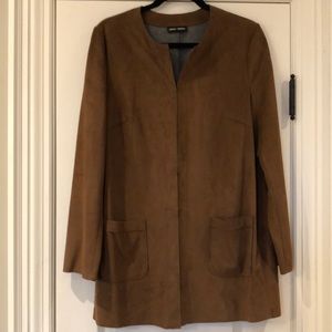 Long jacket in brown faux suede. By Gerry Weber. Size 10